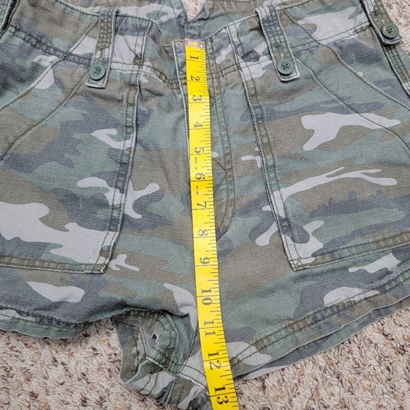 FREE PEOPLE HIGH RISE CAMO SHORTS, SIZE S - Picture 6 of 8